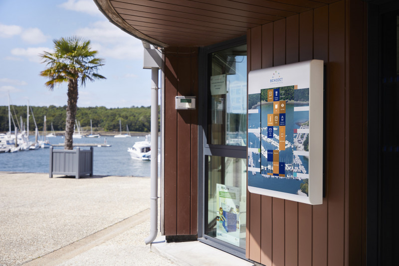 Borne tactile murale extérieure à la capitainerie de Bénodet