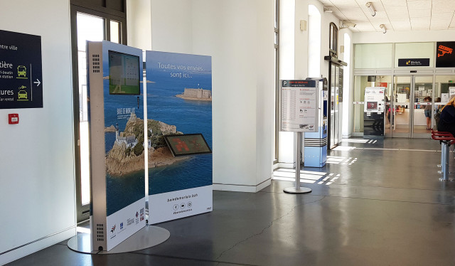 Borne numérique d'information touristique en gare de Morlaix