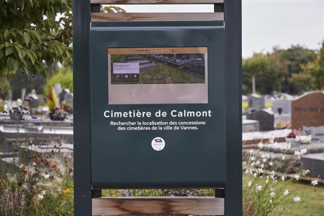 Borne tactile extérieure d'orientation dans un cimetière
