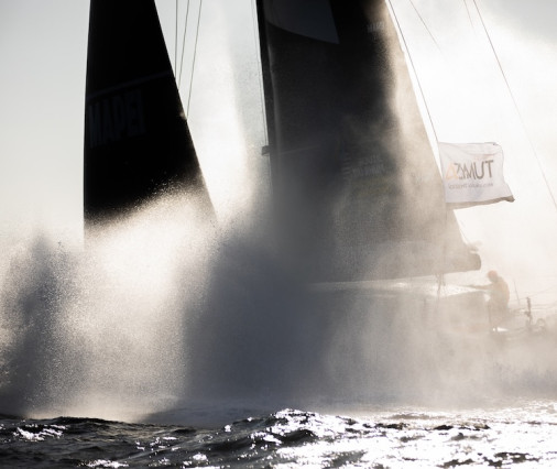 Photo d'un IMOCA qui plante dans une vague