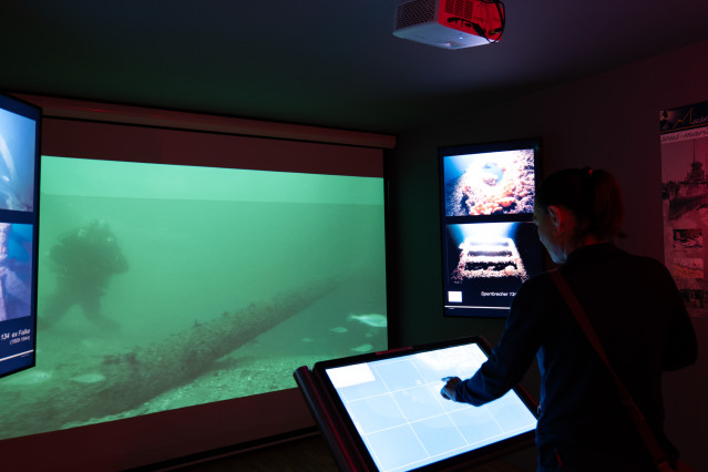 Table tactile interactive Eole, fabriquée par Azimut et permettant d'accéder à une carte interactive d'épaves au Musée Sous Marin du Pays de Lorient