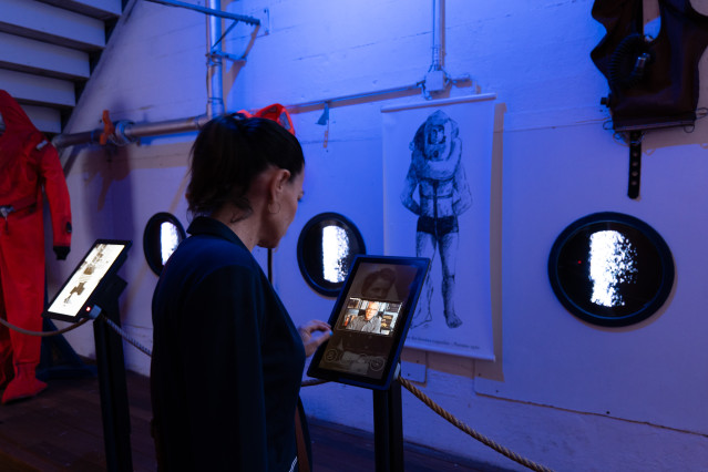 Installation d'écrans interactifs diffusant de la vidéo dans la scénographie du Musée Sous-Marin du Pays de Lorient pour enrichir le parcours visiteur