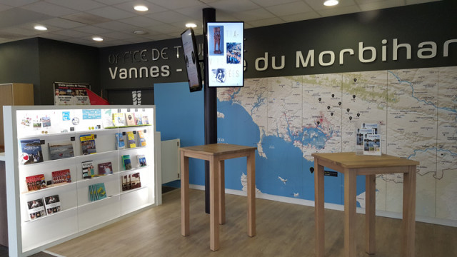 Ecran d'affichage dynamique à l'office de tourisme de Vannes