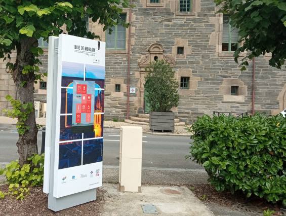 Totem tactile Zéphyr office de tourisme de Morlaix