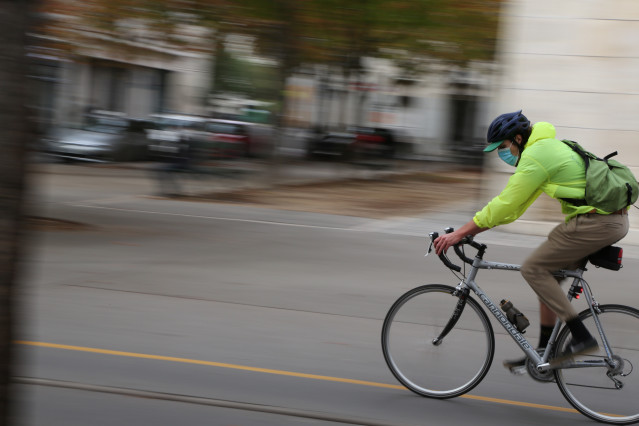 Vélo avec clycliste portant un masque