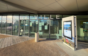 Azimut a installé un totem tactile pour la commune de Plouhinec. L'affichage légal est accessible 24h/24 grâce à ce type de bornes interactives.
