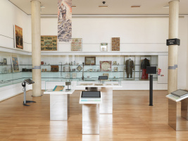 Salle de l'Historial de la Grande Guerre de Peronne avec des bornes Alizés, des casques audios et des PC intégrés dans du mobilier