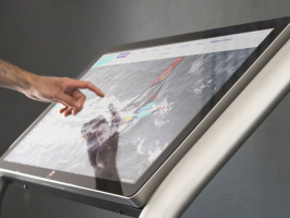 Cette borne interactive est une table tactile avec un écran intégré, une structure design en inox et permet de diffuser des contenus, intégrer des log