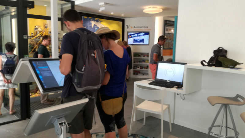 Tables tactiles suspendues ot quimper