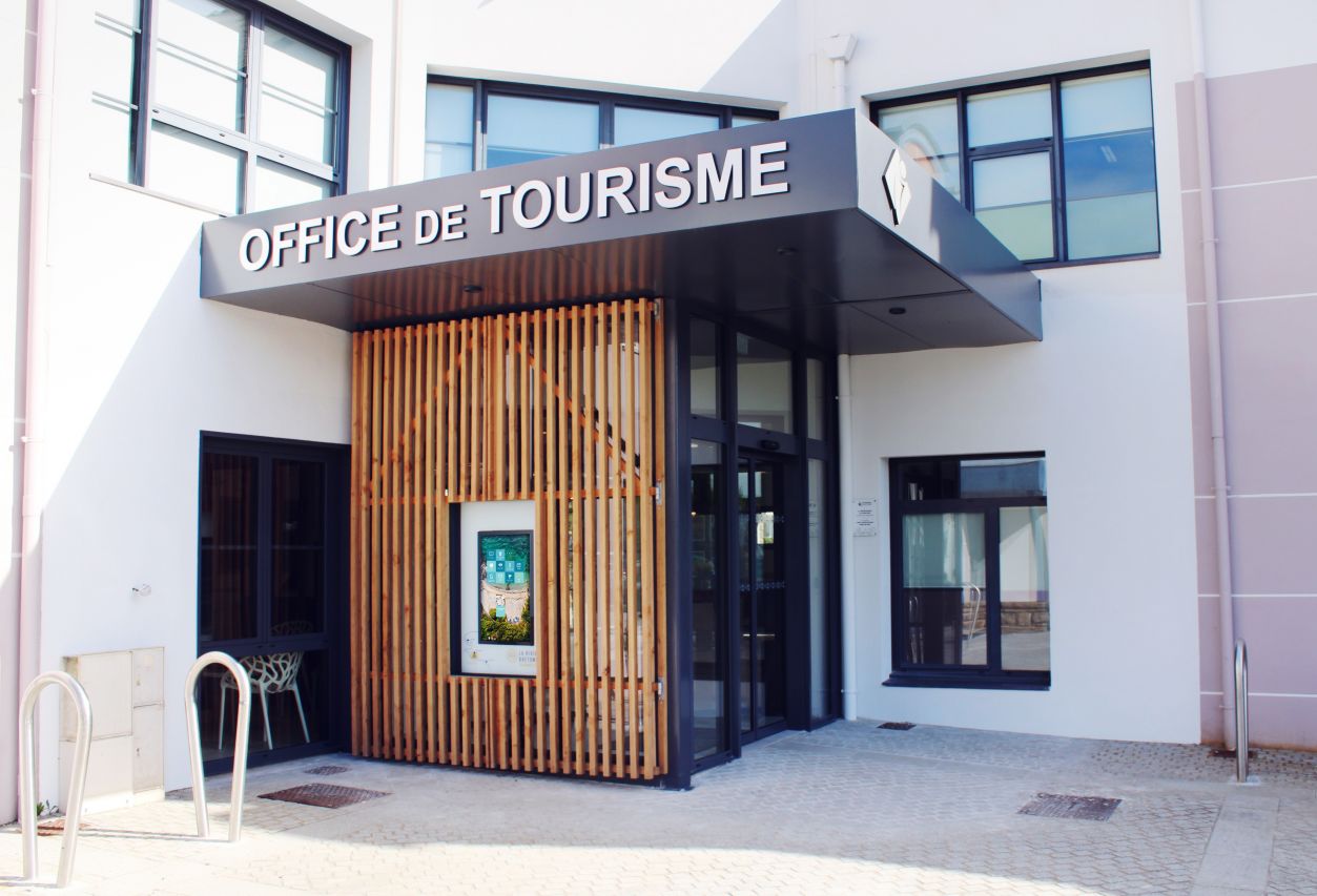 Implantation d'un écran d'affichage extérieur Azimut à l'Office de Tourisme de Fouesnant-Les-Glénan.