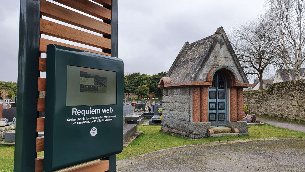 Borne d'orientation cimetière Vannes cimetière de Calmont
