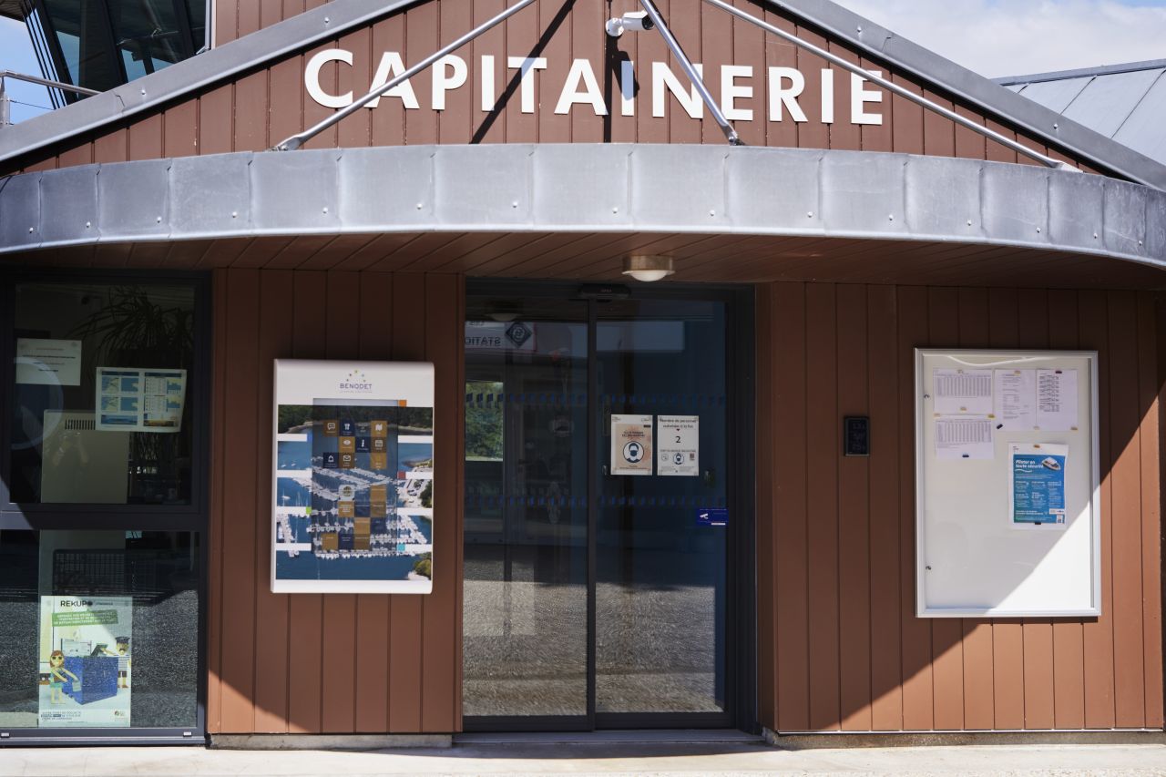 Capitainerie de Bénodet borne tivano