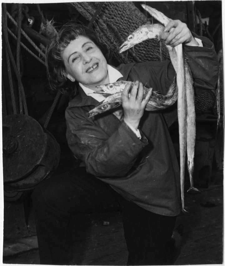 Anita Conti avec des poissons sabres