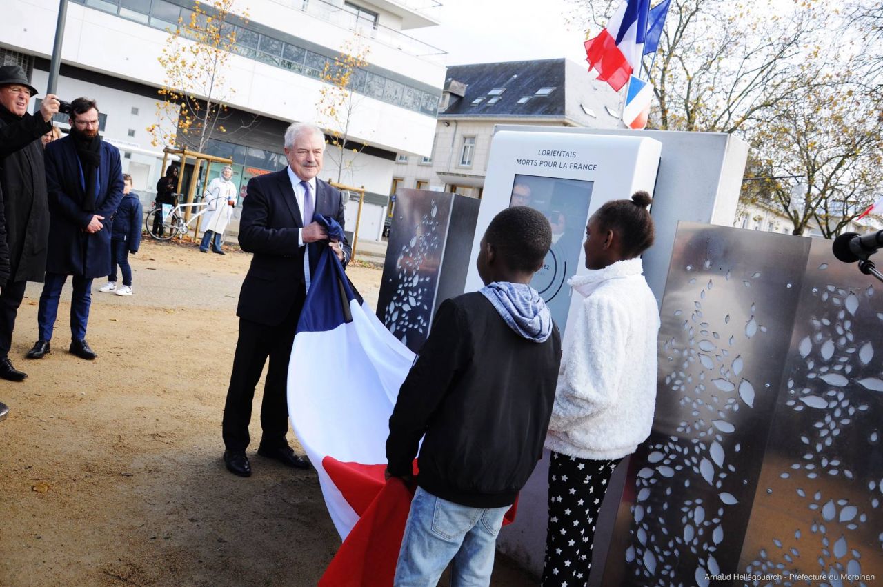 Des enfants participent à l'inauguration de la borne commémorative avec Norbert Métairie