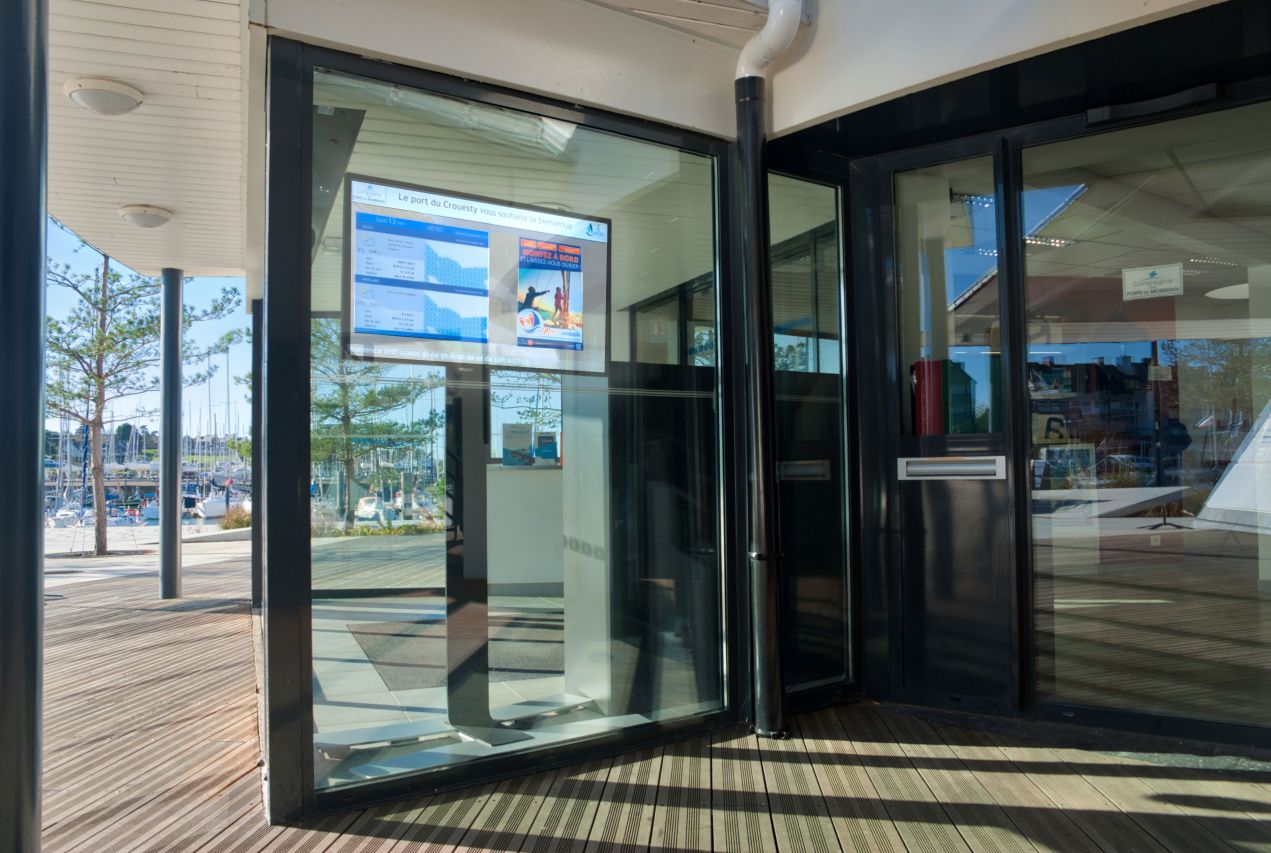 Ecran d'affichage dynamique à la capitainerie du Port du Crouesty dans le Morbihan
