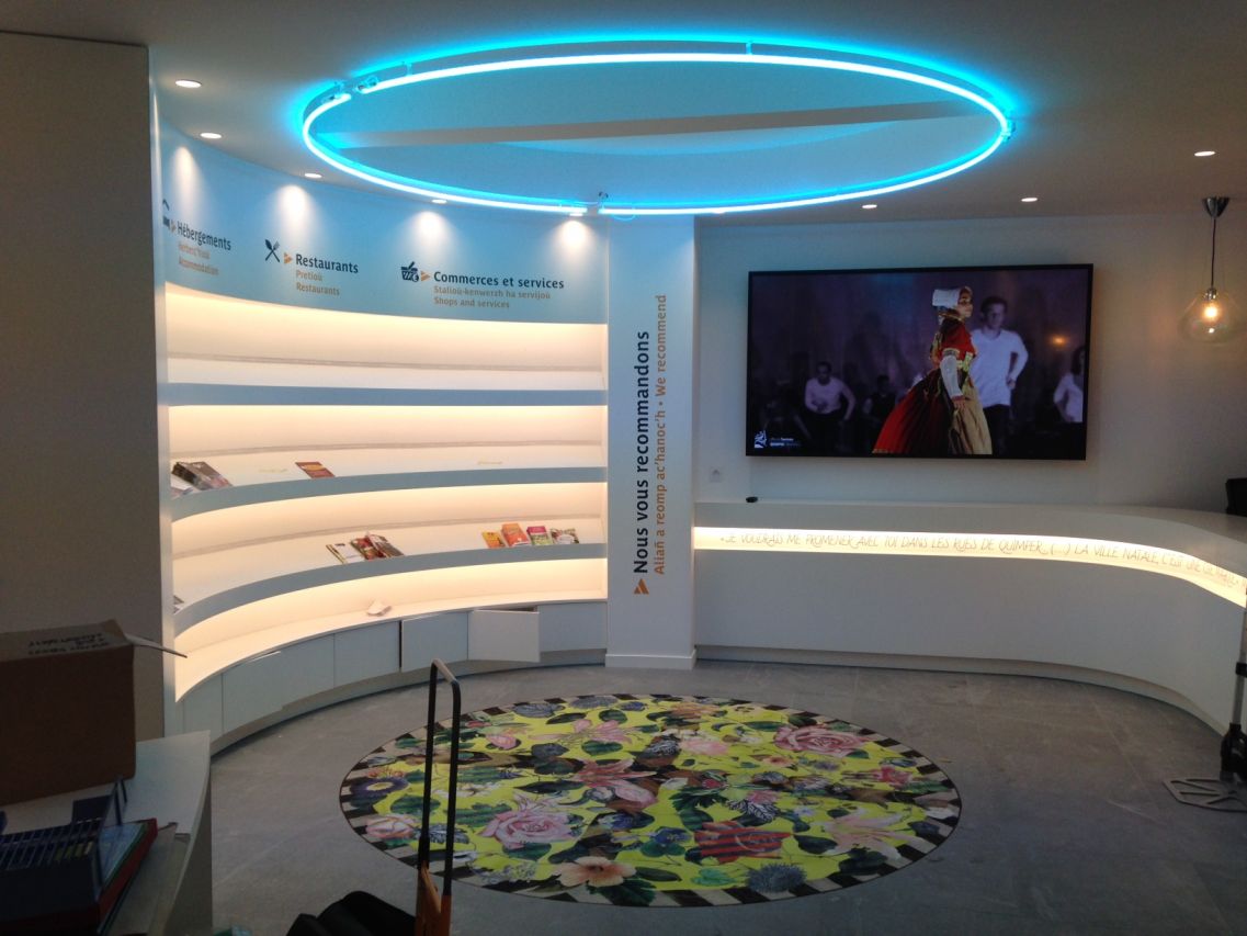 Ecran géant qui diffuse des vidéos sur le pays de Quimper