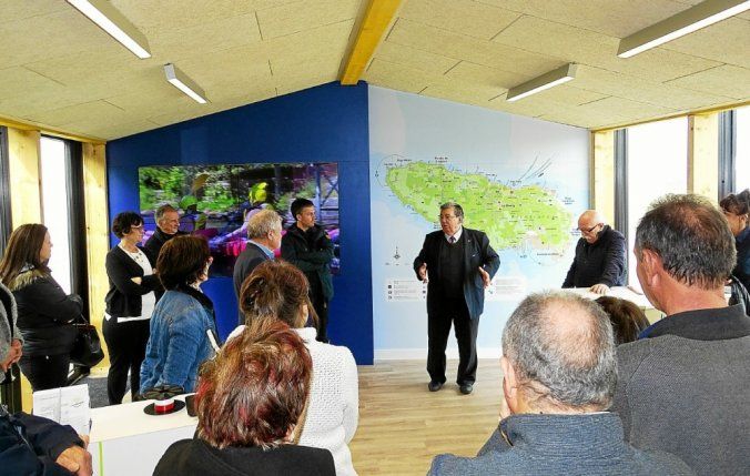 Intérieur de l'agence de tourisme numérique de Groix