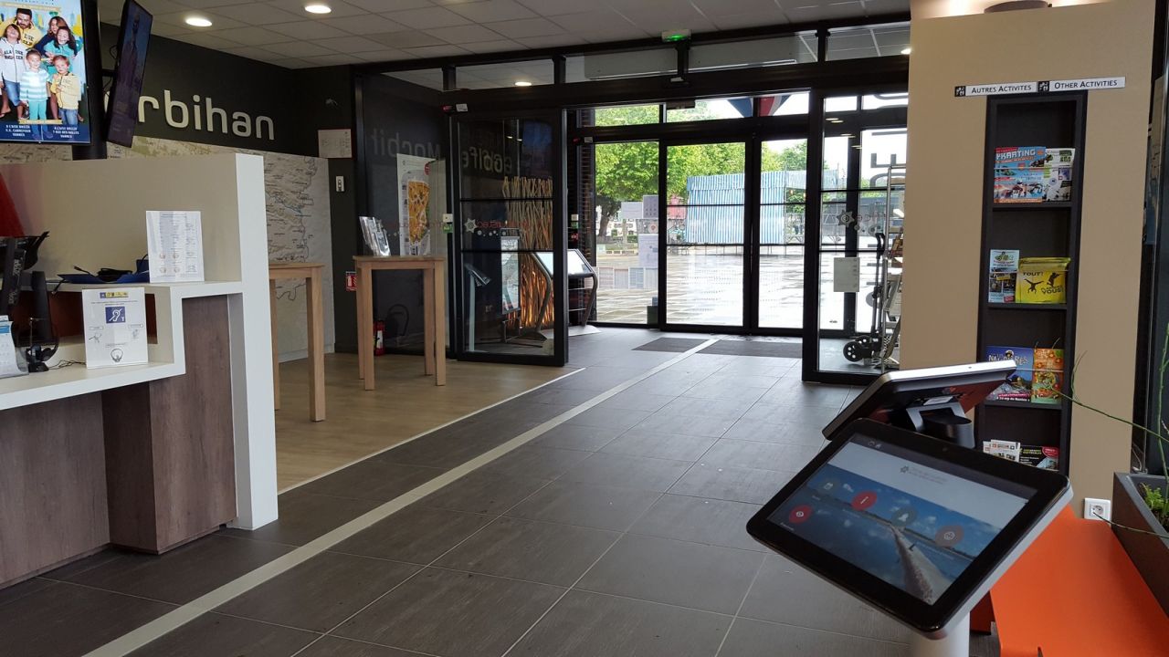 Tablettes interactives Azimut dans le bureau de l'OT de Vannes
