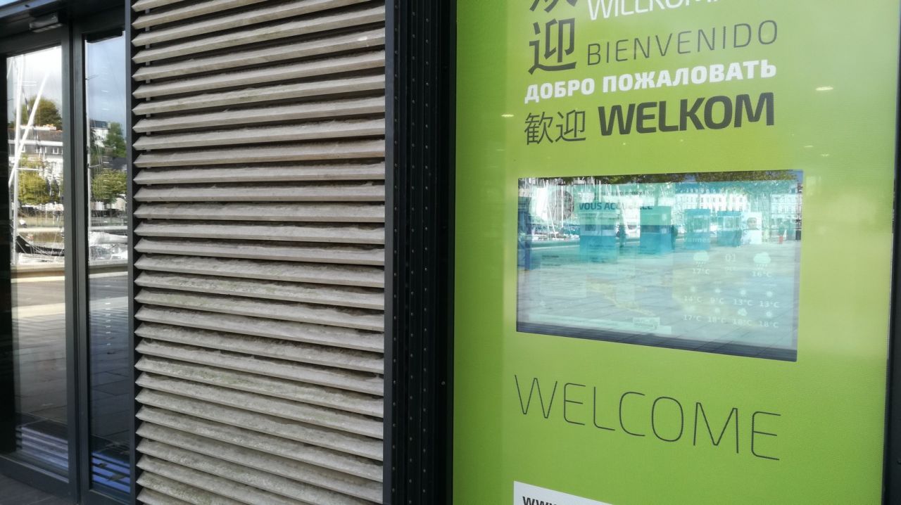 Écran affichage dynamique Azimut, diffuse de l'information touristique et pratique 24h sur 24 à Vannes