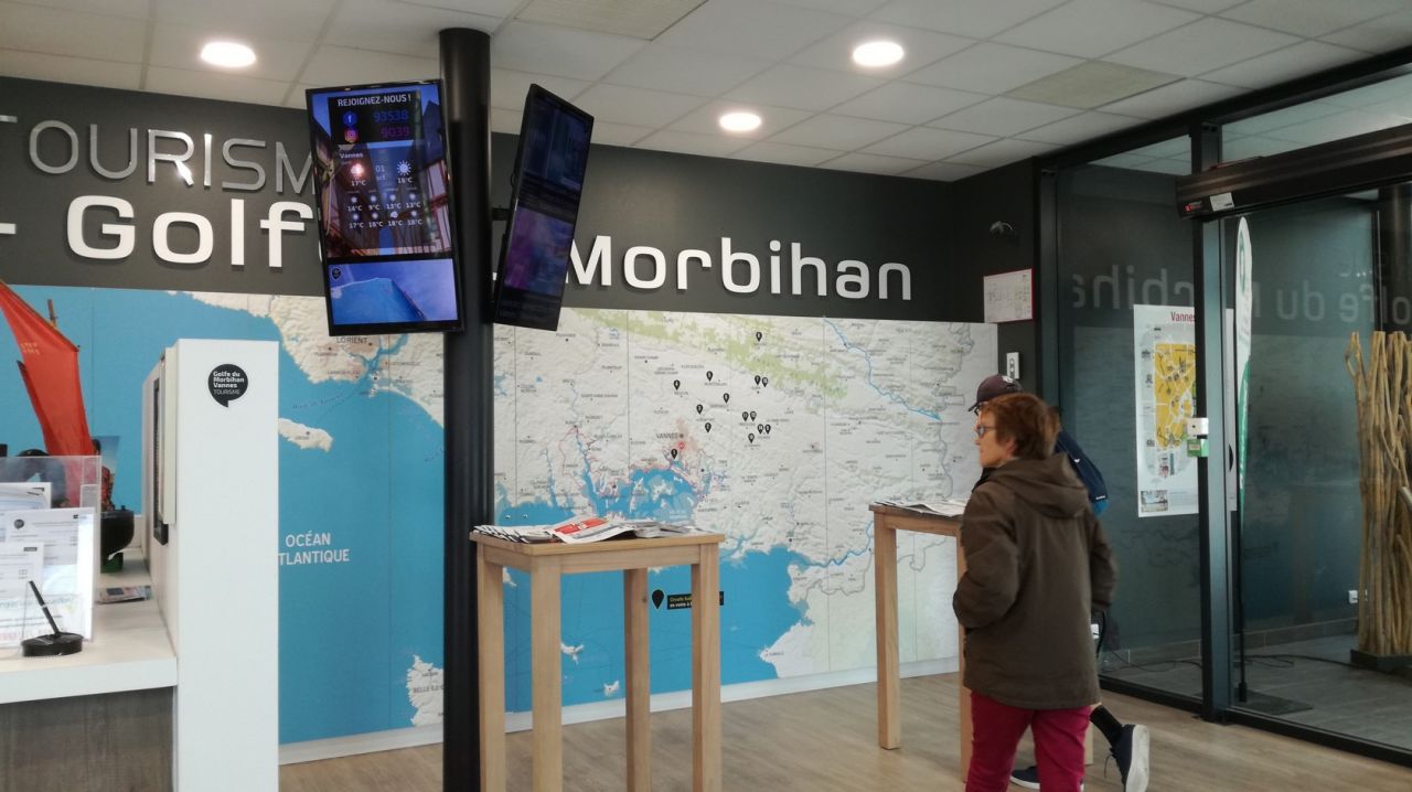 Ecrans à affichage dynamique avec diffusion d'informations telles que la météo, les heures de marée, les événements de Vannes et sa région.
