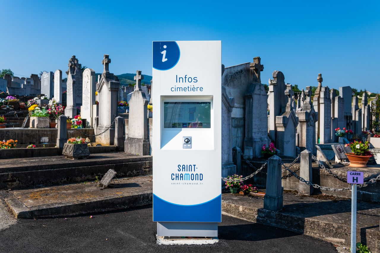 Borne totem Zéphyr au Cimetière Izieux à St Chamond