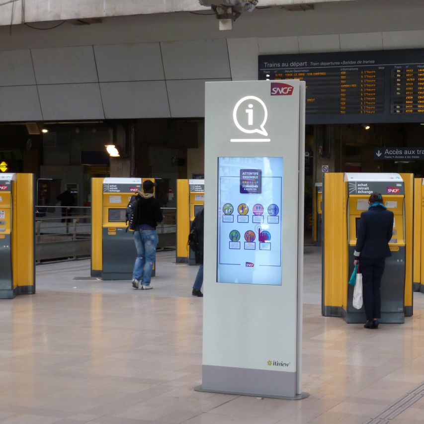 Totem tactile d'orientation en gare Montparnasse
