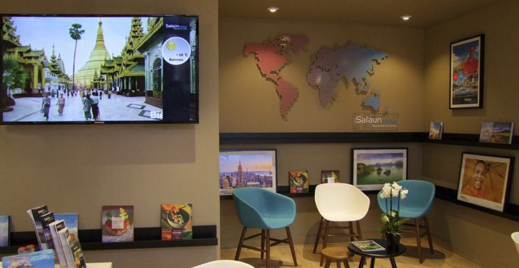 Ecran d'affichage dynamique dans une agence Salaun Hollidays